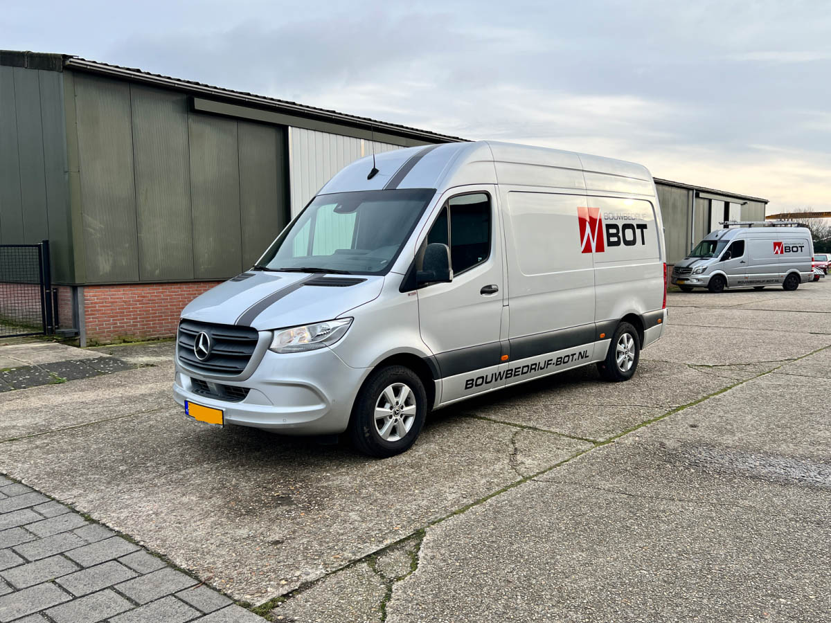 Bouwbedrijf-Bot Mercedes Sprinter belettering striping Daisy reclame Beesd1