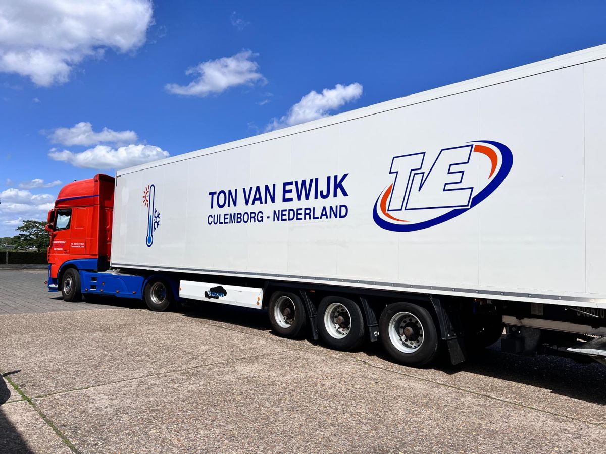Ton van Ewijk Transport Culemborg Daisy reclame vrachtwagen koeltrailer belettering1