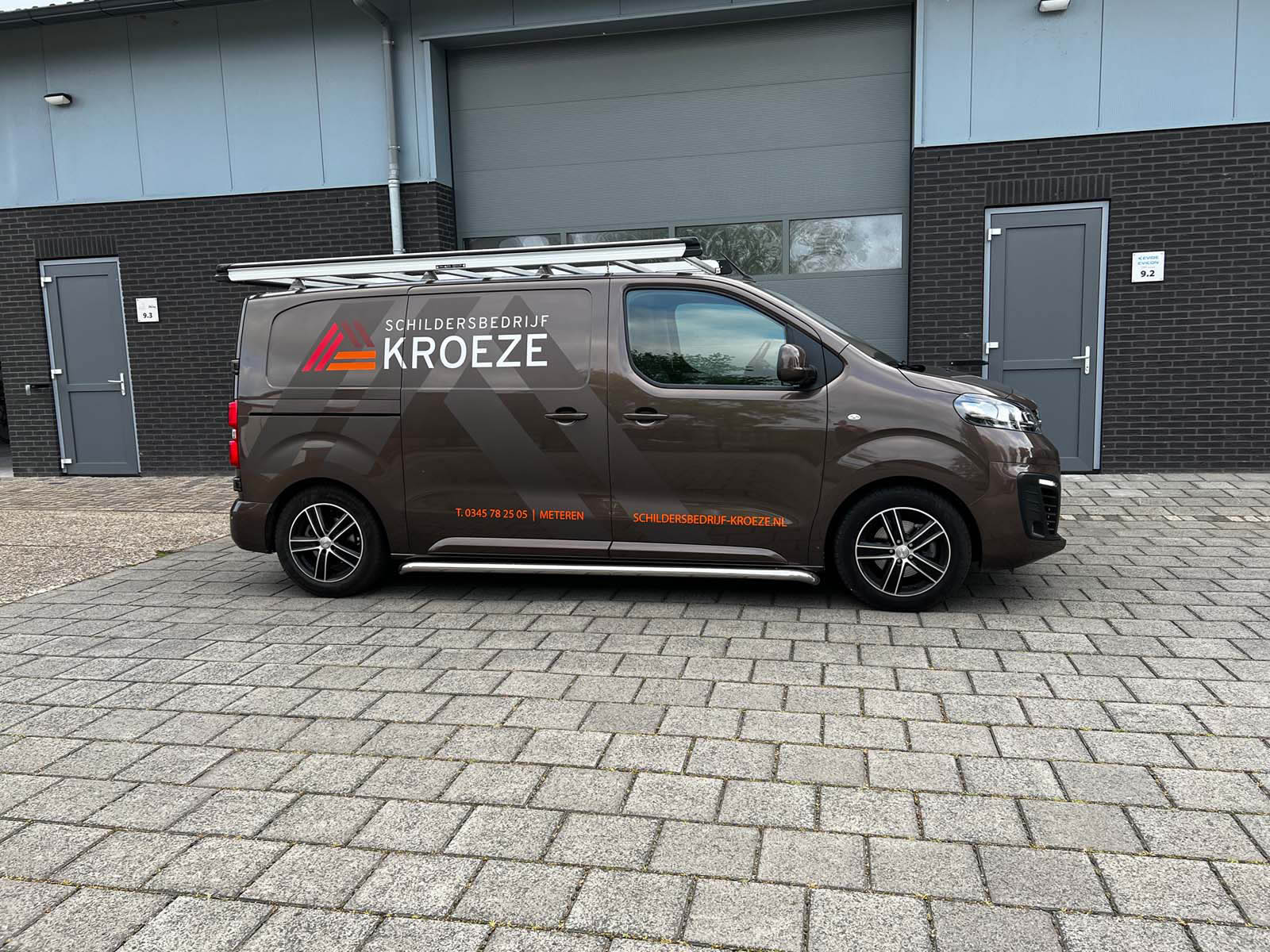 Bouwbedrijf Eikelboom Beusichem Volkswagen-Caddy Daisy-reclame-en-sign Beesd bestikkering plakletters voertuigreclame belettering autosticker klein